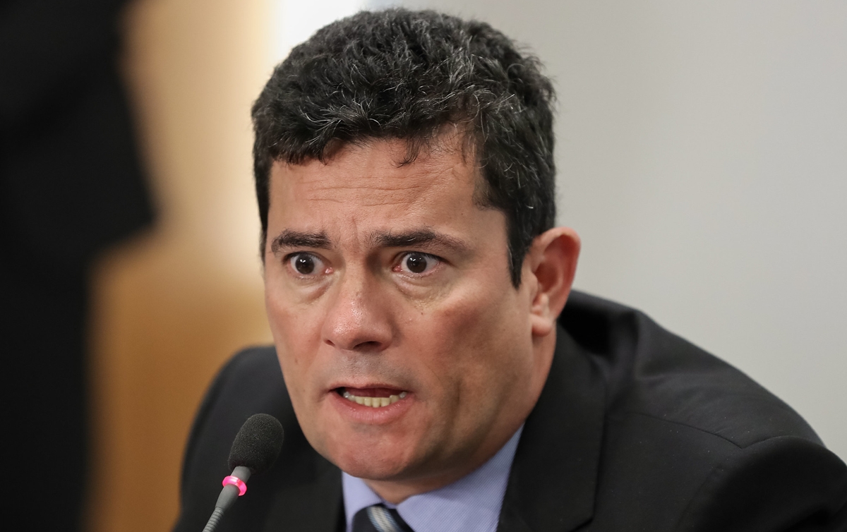 Apreensão de materiais impressos da campanha, ex-ministro Sérgio Moro diz que busca da PF em sua casa foi “agressão do PT”