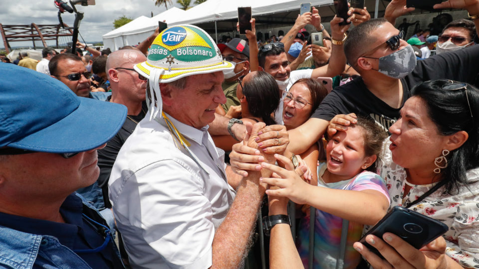 (Propriá - SE, 28/01/2021) Presidente da República, Jair Bolsonaro recebe os cumprimentos de populares.
Foto: Alan Santos/PR