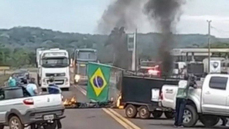 Protestos: Caminhoneiros fecham estradas no Rio e de várias partes do país após vitória de Lula