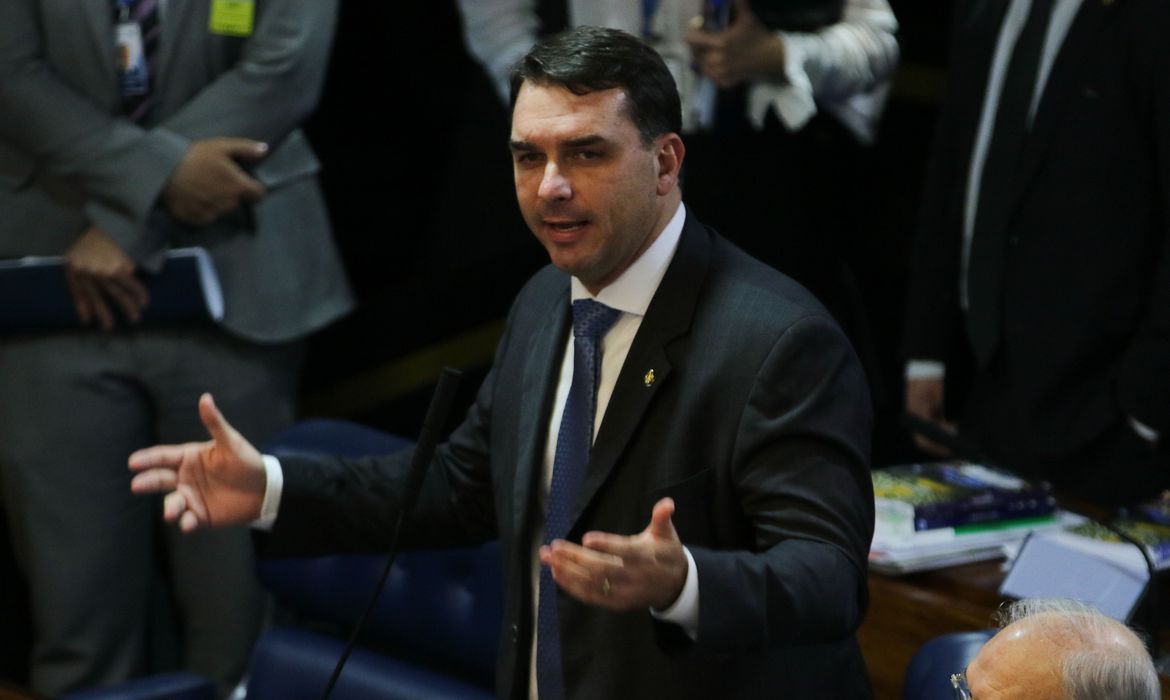 O senador Flávio Bolsonaro durante sessão do Plenário do Senado Federal sobre o PLS 163/2018-Complementar, que tem por objetivo ajudar na recuperação fiscal dos estados e do Distrito Federal.