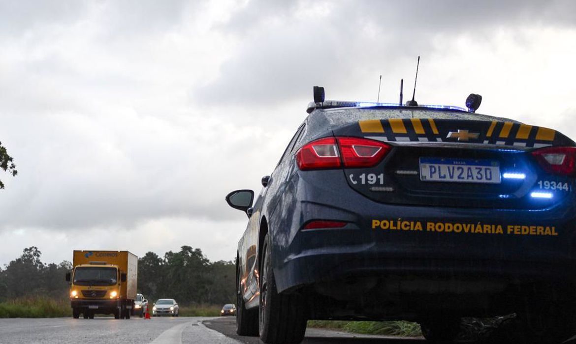 A Polícia Rodoviária Federal (PRF) informa que todas as rodovias federais na Bahia encontram-se com o livre fluxo de veículos, não havendo nenhum ponto de retenção total ou parcial