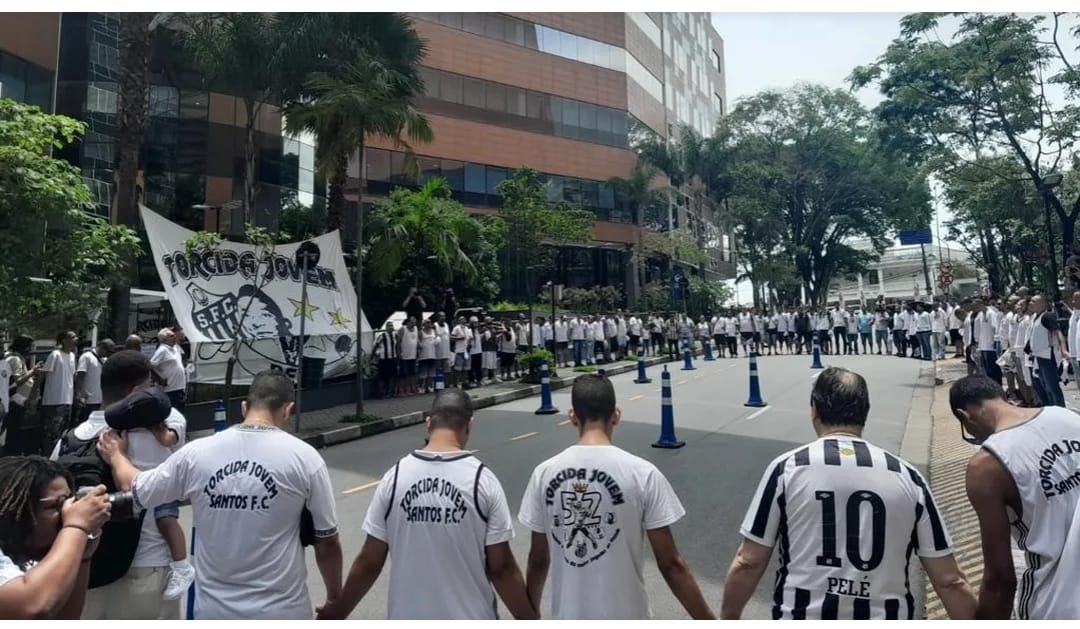 Em tratamento quimioterápico contra um câncer de cólon e com problemas respiratórios, torcedores fazem vigília pela saúde de Pelé