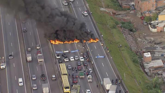 Um novo tempo: Manifestantes ateiam fogo em pneus e fecham trecho da rodovia Dutra em São Paulo