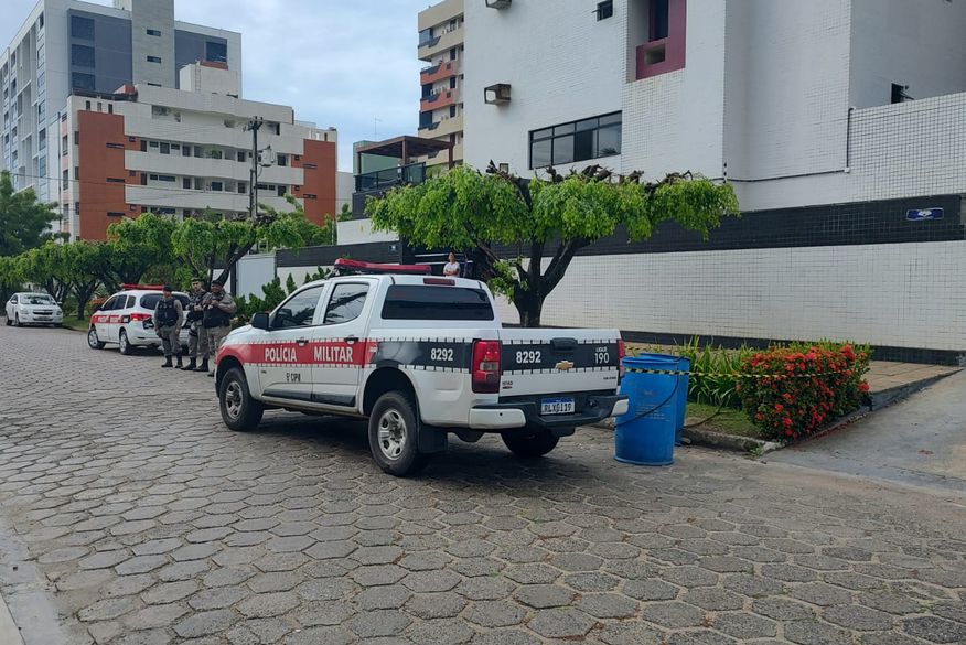 Catador lixo reciclável encontra feto em caixa de papelão em Avenida da beira-mar de Intermares em Cabedelo