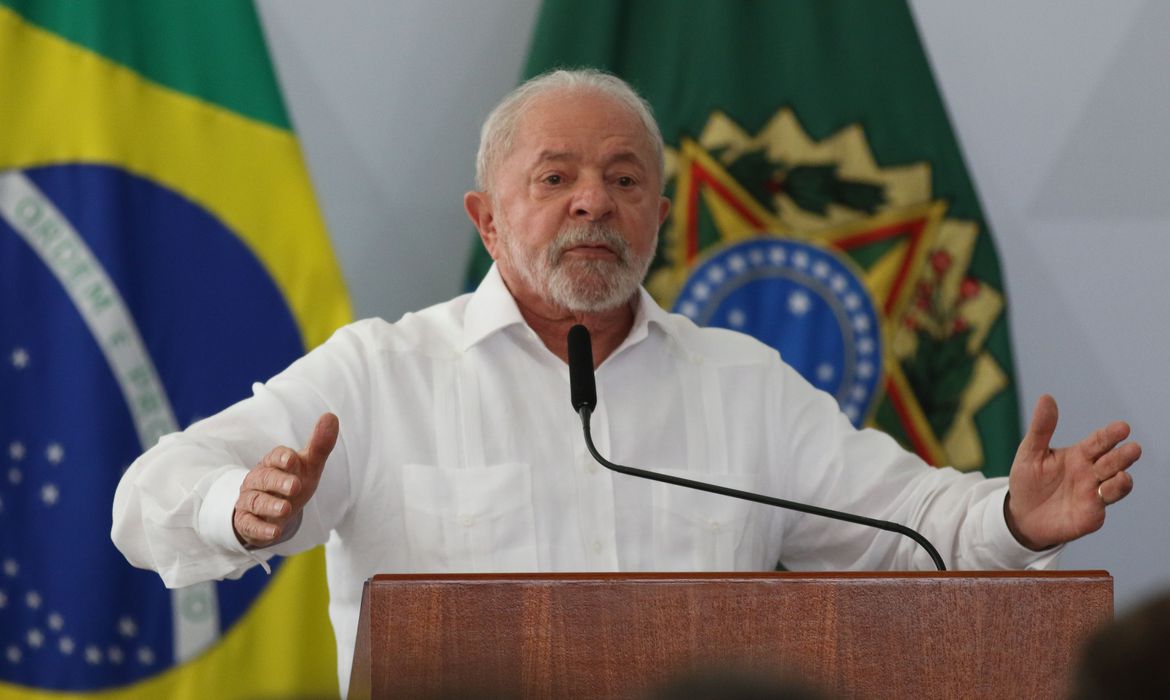 Brasília (DF), 28/04/2023 - O presidente Lula participa, da cerimônia de sanção do PLN 2/23 e assinatura da Medida Provisória que concede reajuste de 9% aos servidores do Executivo federal. Foto José Cruz/Agência Brasil.