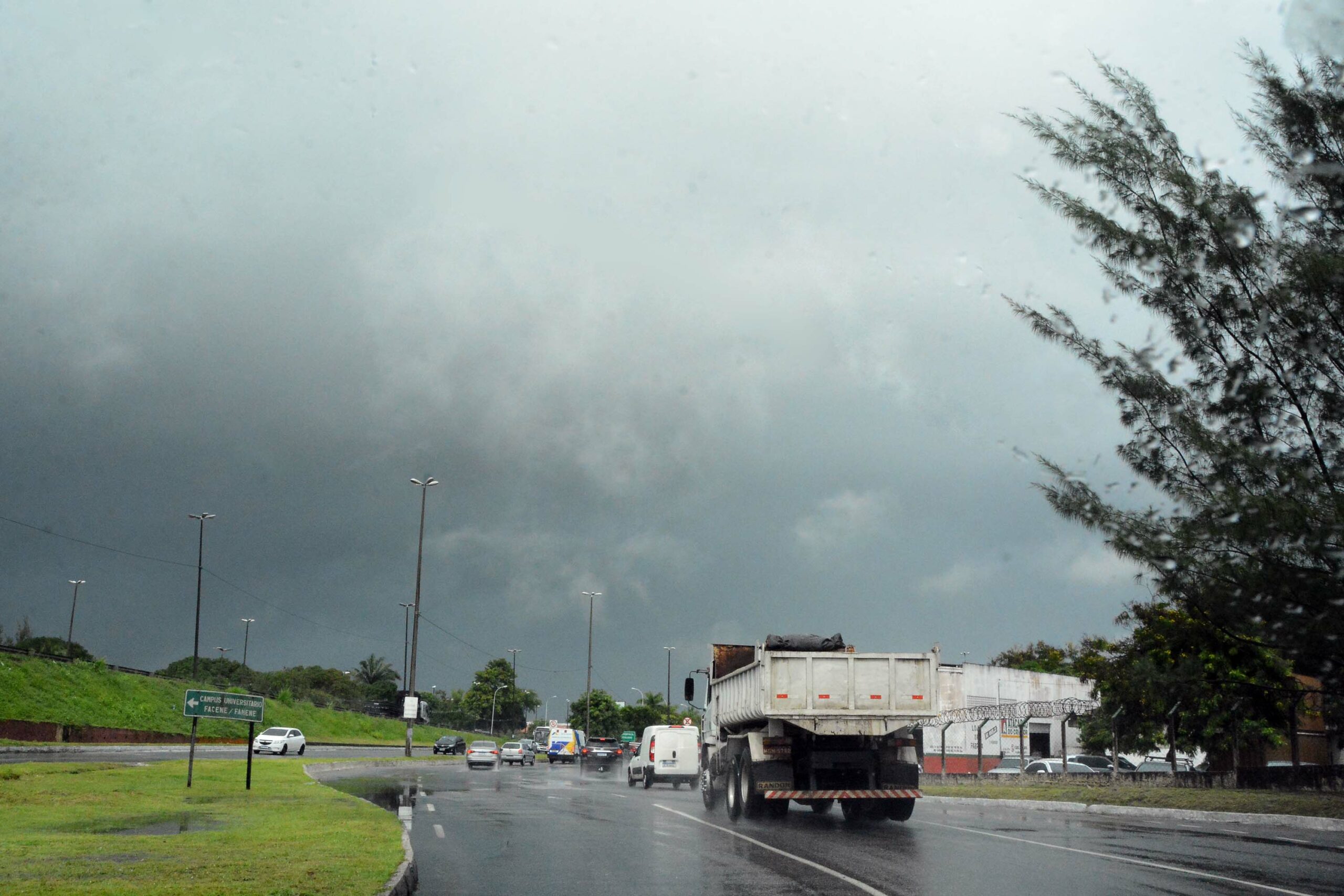 Inmet emite novo alerta de chuvas fortes em João Pessoa com ventos que podem chegar a 60 km/h