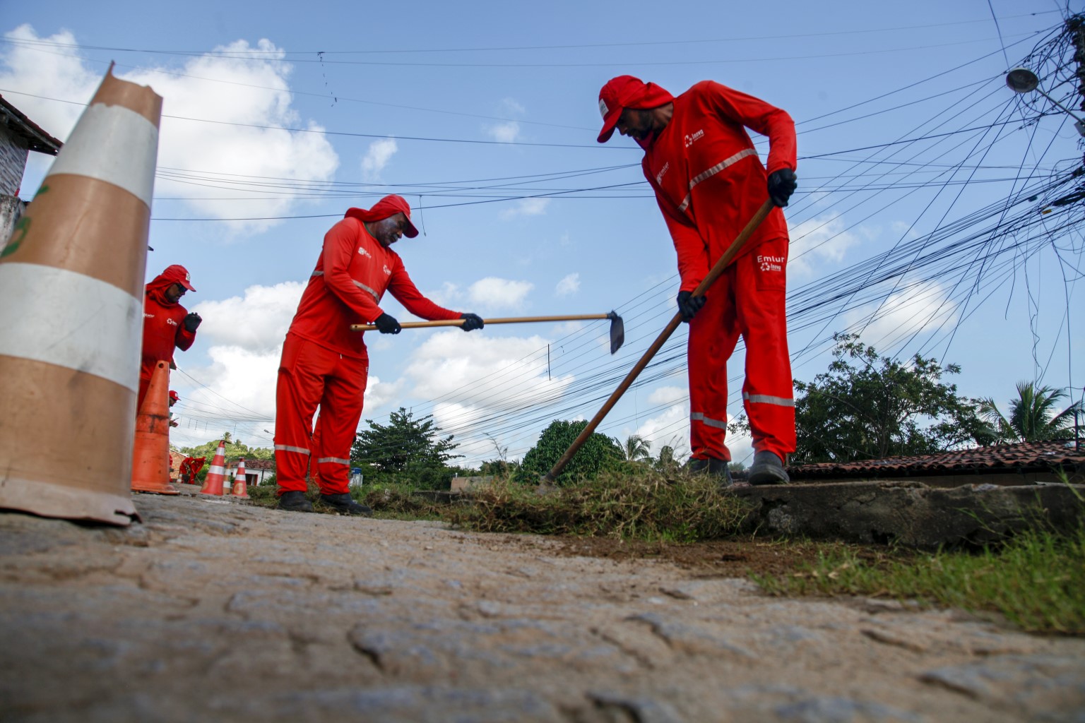 Emlur realiza serviços de capinação, roçagem, pintura de meio fio de 10 bairros de João Pessoa nesta quinta-feira