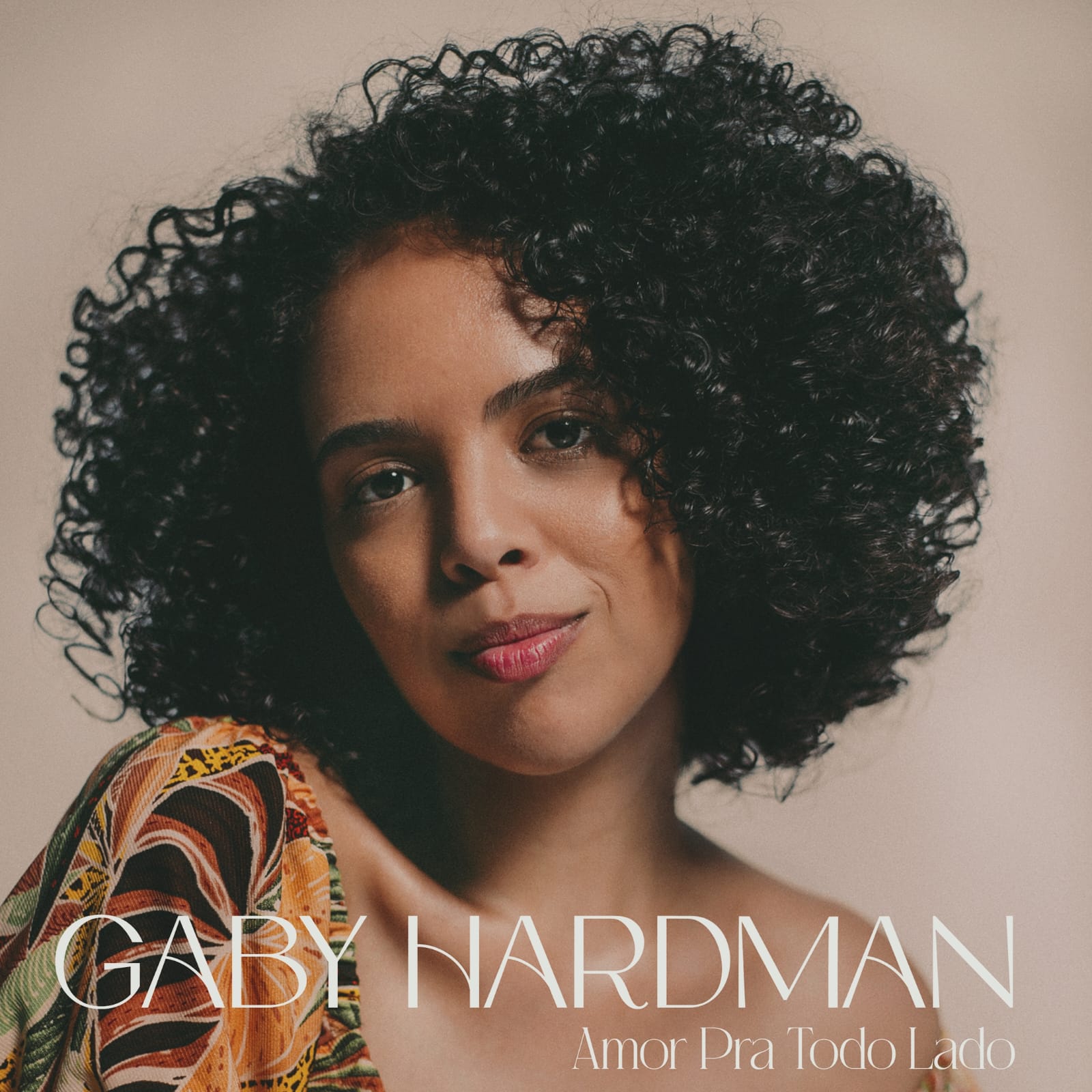 Cantora e compositora, Gaby Hardman lança nas plataformas o xote 'Amor pra todo lado'