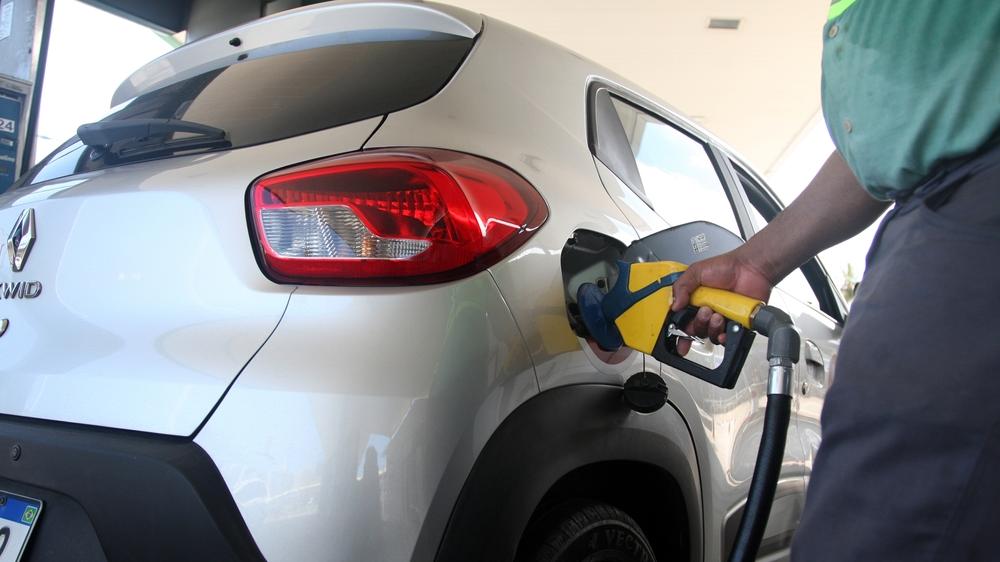 Com preço médio ao consumidor em R$ 5,33, Petrobras anuncia redução de R$ 0,13 no preço médio por litro de gasolina para distribuidoras