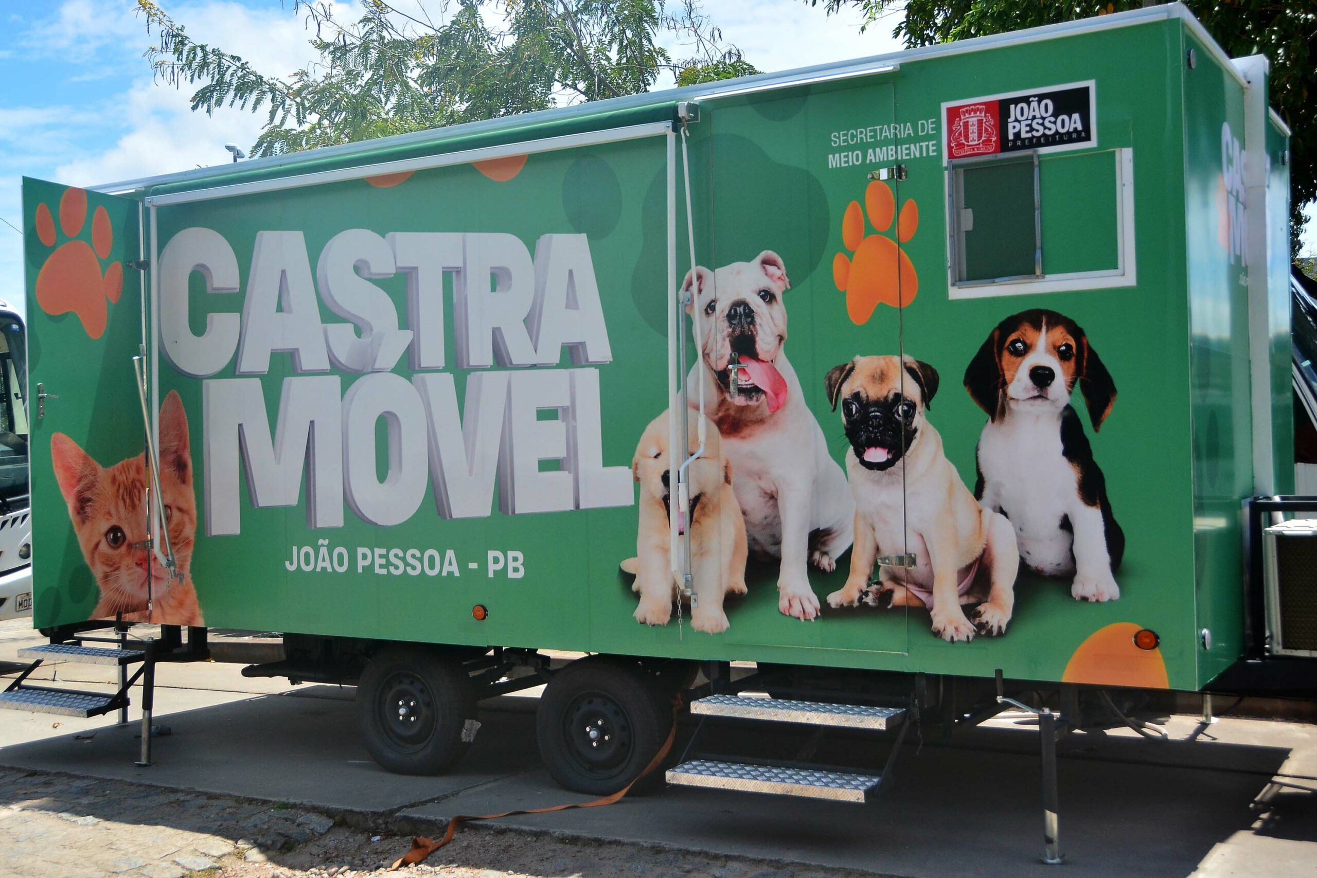 “Castramóvel nos Bairros” monta estrutura no Mangabeira Shopping para agendamento de cirurgias de castração de cães e gatos