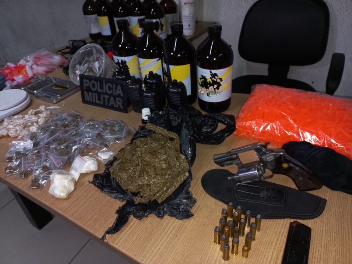 Polícia Militar apreende grande quantidade cocaína, crack, maconha, loló, armas e carregadores de pistola no Vale das Palmeiras, em João Pessoa