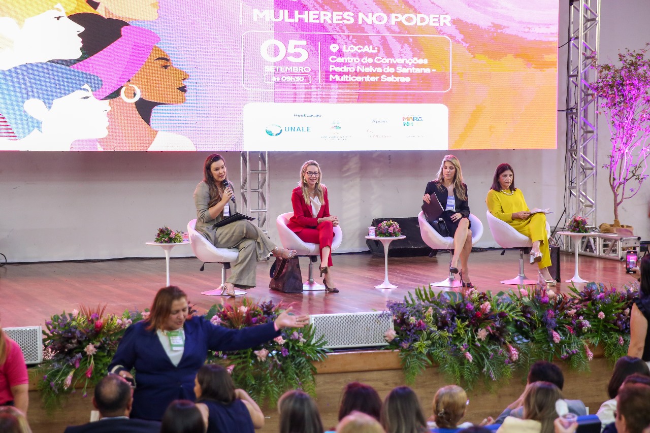 Secretária da Unale, Camila Toscano coordena palestra sobre participação feminina no poder , em São Luís (MA)