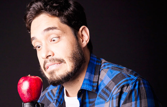 Humorista Diogo Almeida faz show de stand-up no Teatro Pedra do Reino