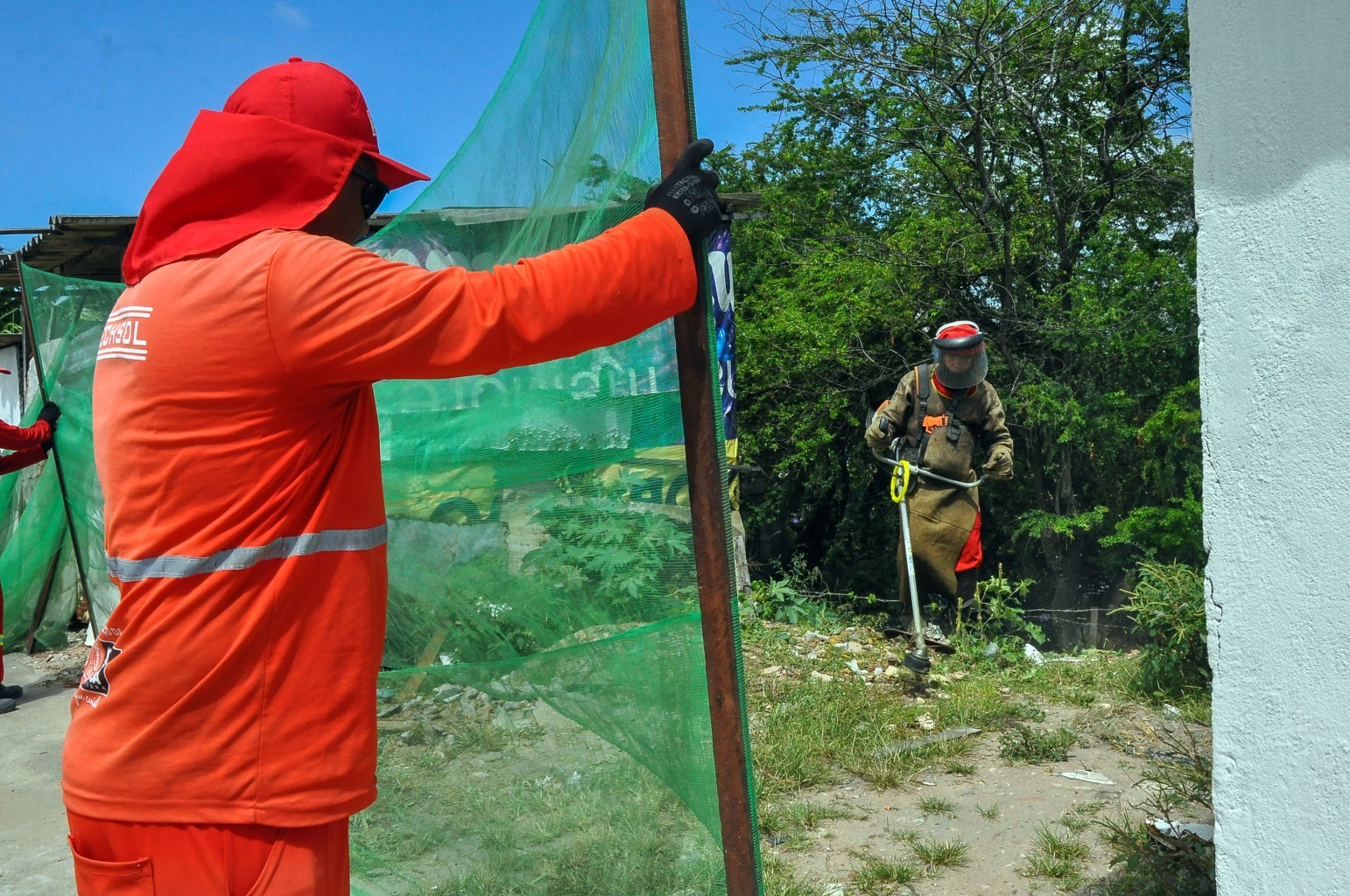 Serviços de zeladoria: Agentes da Emlur de João Pessoa executam ação de roçagem e capinação em 10 bairros, nesta segunda-feira