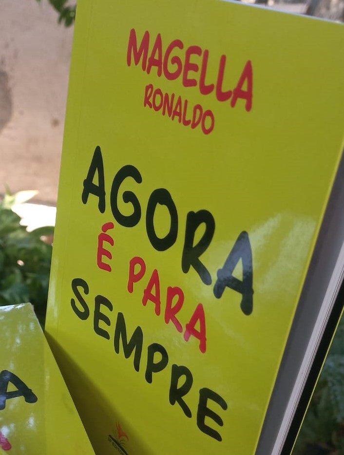 Escritor, poeta e professor Ronaldo Magela lança livro 'Agora é para Sempre', no Shopping Veneza, em Santa Luzia