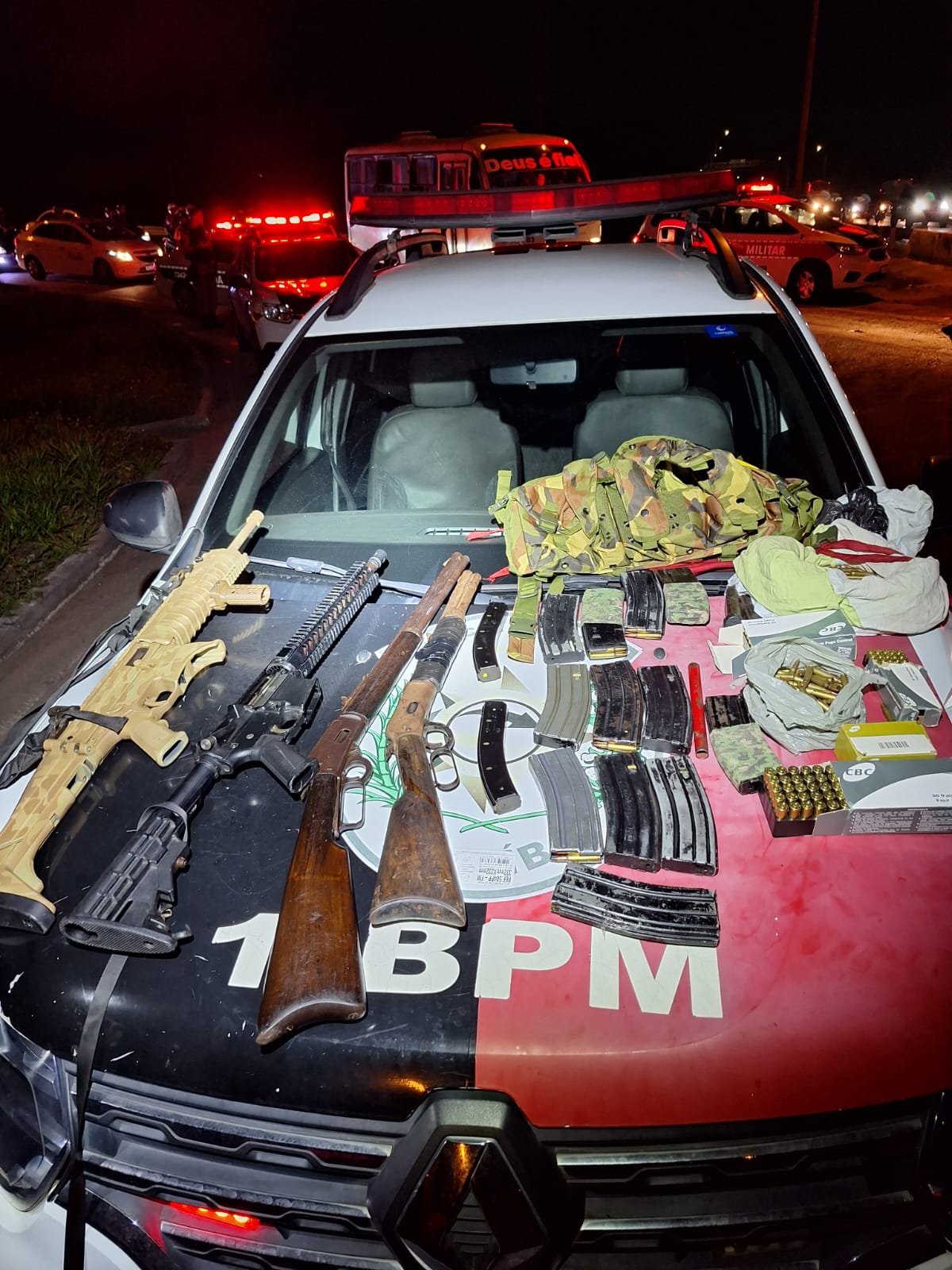 Bandidos em fuga trocam tiros com Polícia Militar na BR 230 em João Pessoa; veja vídeos