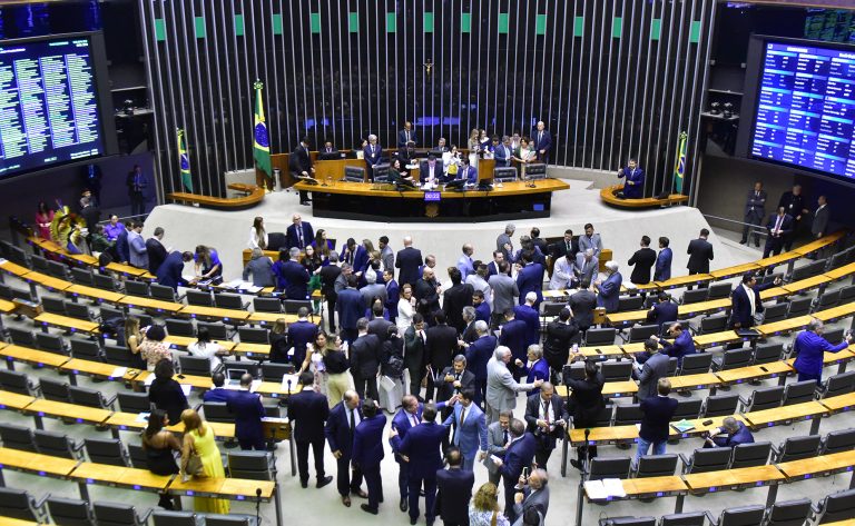 Congresso impõe derrota ao governo Lula e derruba veto à desoneração da folha de pagamento para 17 setores da economia