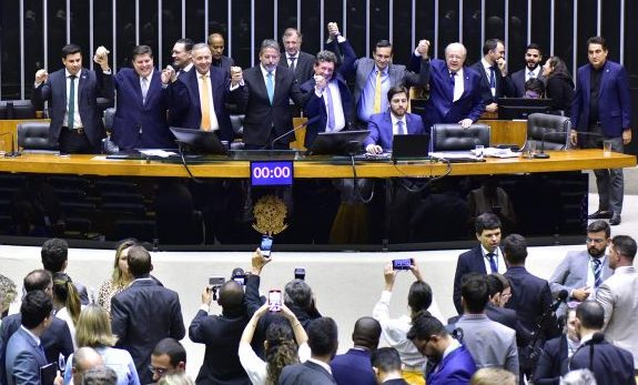 Câmara dos Deputados conclui votação da reforma tributária em segundo turno