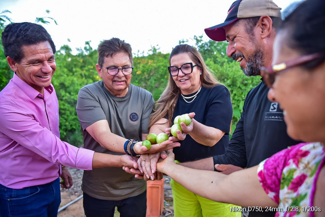 Presidente Adriano Galdino conhece produção do umbu gigante produzido no Estado da Bahia