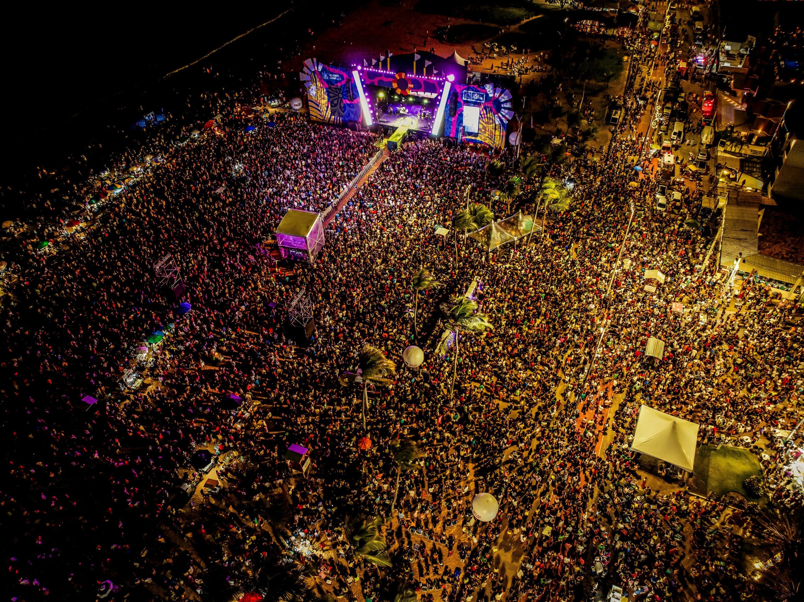 Festival Forró Verão: Dorgival Dantas, Os 3 do Nordeste,  Mastruz com Leite e Israell Muniz levam multidão ao Busto de Tamandaré em João Pessoa