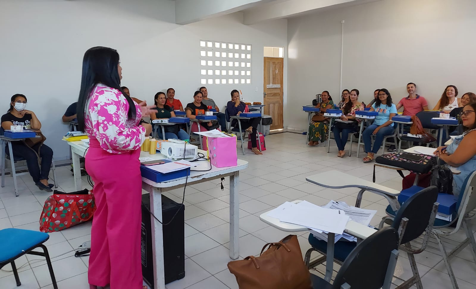 Secretaria de Educação de João Pessoa inscreve para Alfabetizador Voluntário e valor da bolsa pode chegar a R$ 1.600 mensais