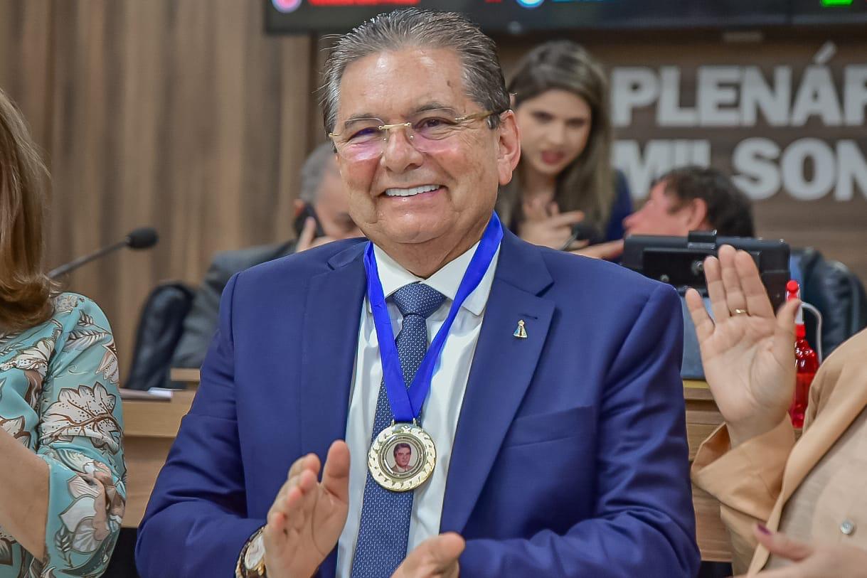 Presidente Adriano Galdino recebe Medalha de Honra ao Mérito Legislativo da Câmara de Cajazeiras