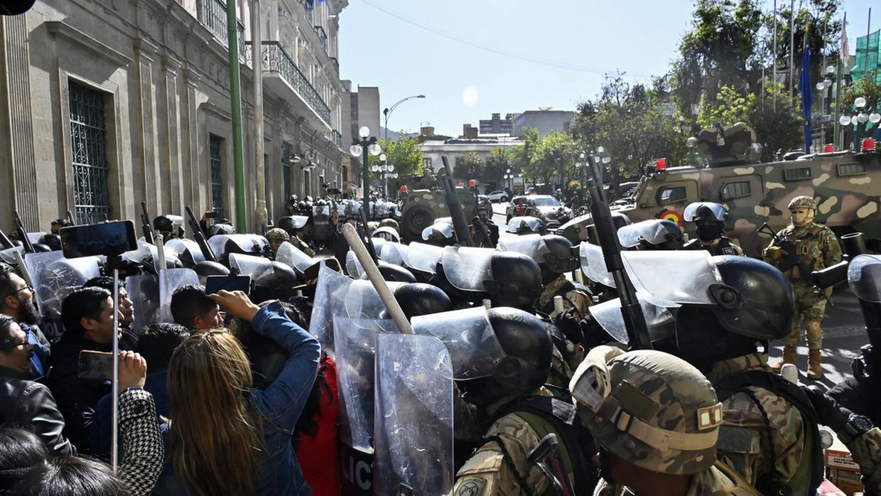 General anuncia golpe de estado na Bolívia e militares cercam sede do governo