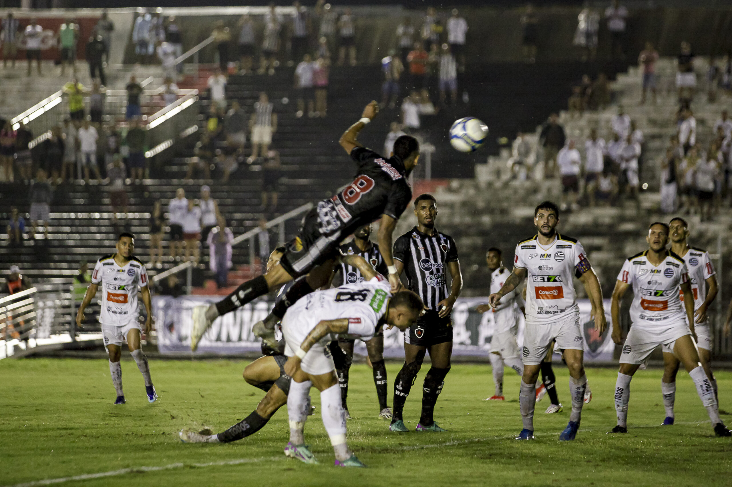 Invicto, Botafogo derrota o Athletic-MG e assume a liderança isolada da série C