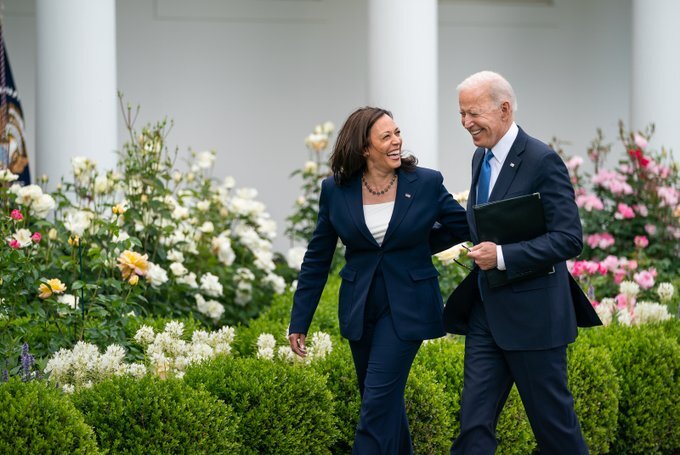 Pressionado e com Covid, Joe Biden desiste de candidatura à reeleição de presidente dos EUA e anuncia apoio a Kamala Harris