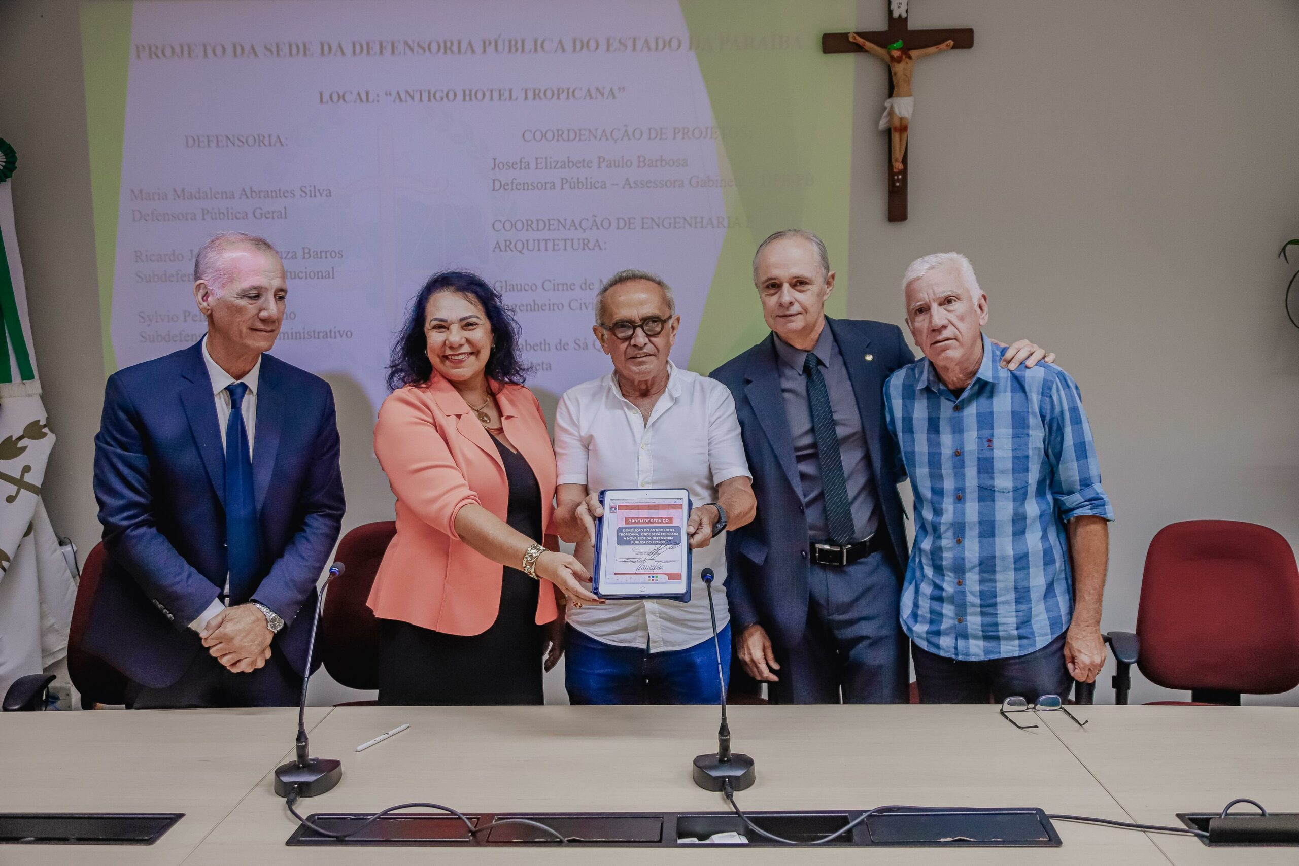 Cícero Lucena assina ordem de serviço para demolição do antigo Hotel Tropicana, no Centro de João Pessoa, que vai sediar nova Defensoria Pública