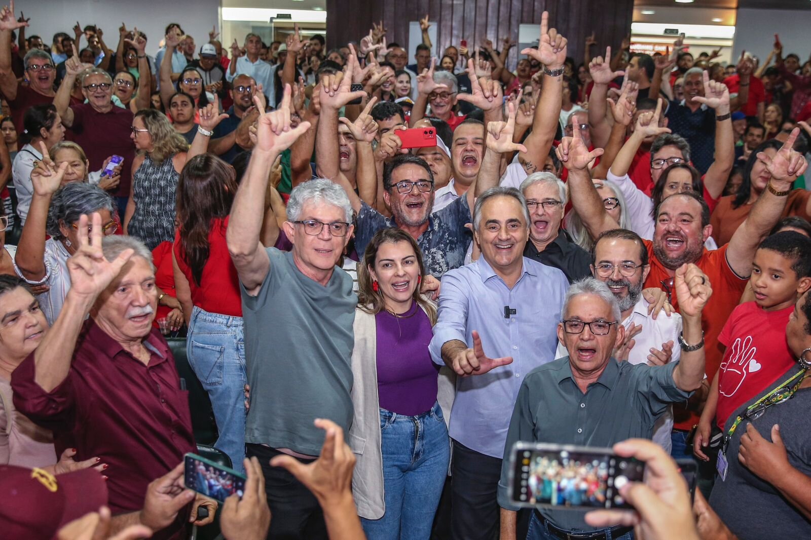 Luciano Cartaxo, Ricardo Coutinho e Amanda Rodrigues participam da 1ª Plenária Popular da pré-candidatura do PT a prefeito de João Pessoa