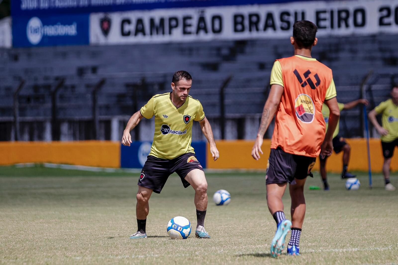 Botafogo enfrenta o São Bernardo nesta segunda-feira  buscando a vitória para retomar a liderança da série C