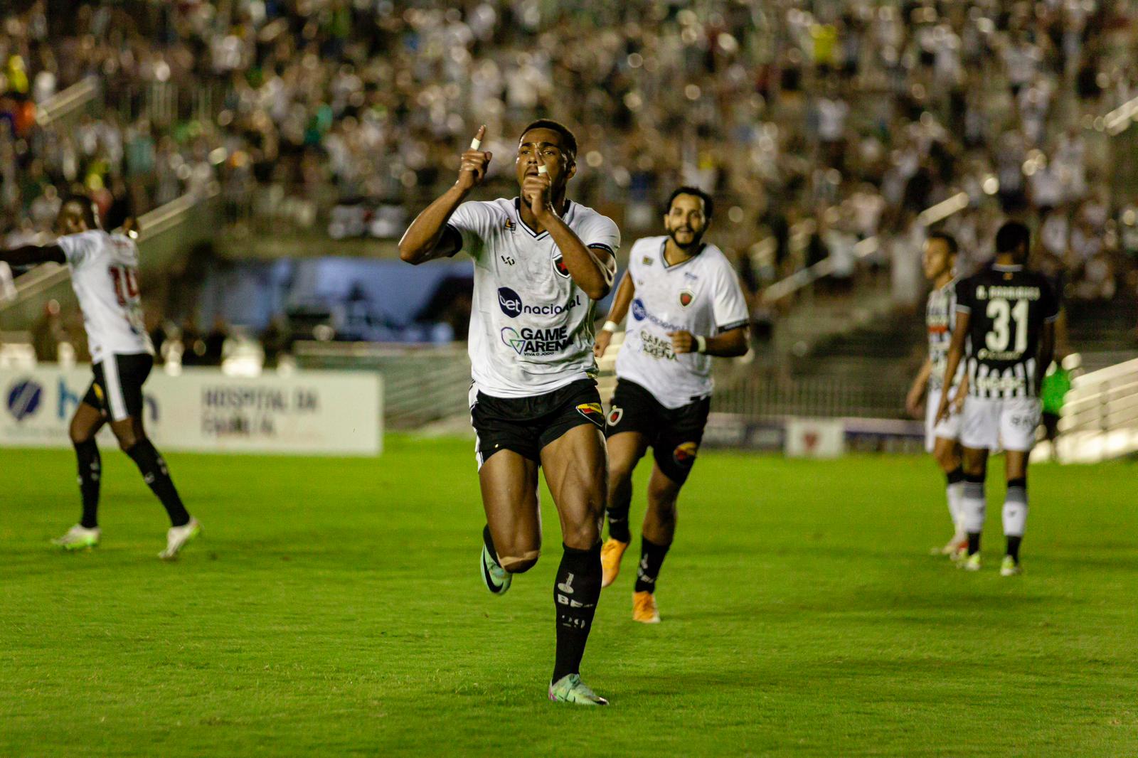 De virada e com Jô decisivo, Botafogo vence o Figueirense e crava vaga no quadrangular na disputa à série B