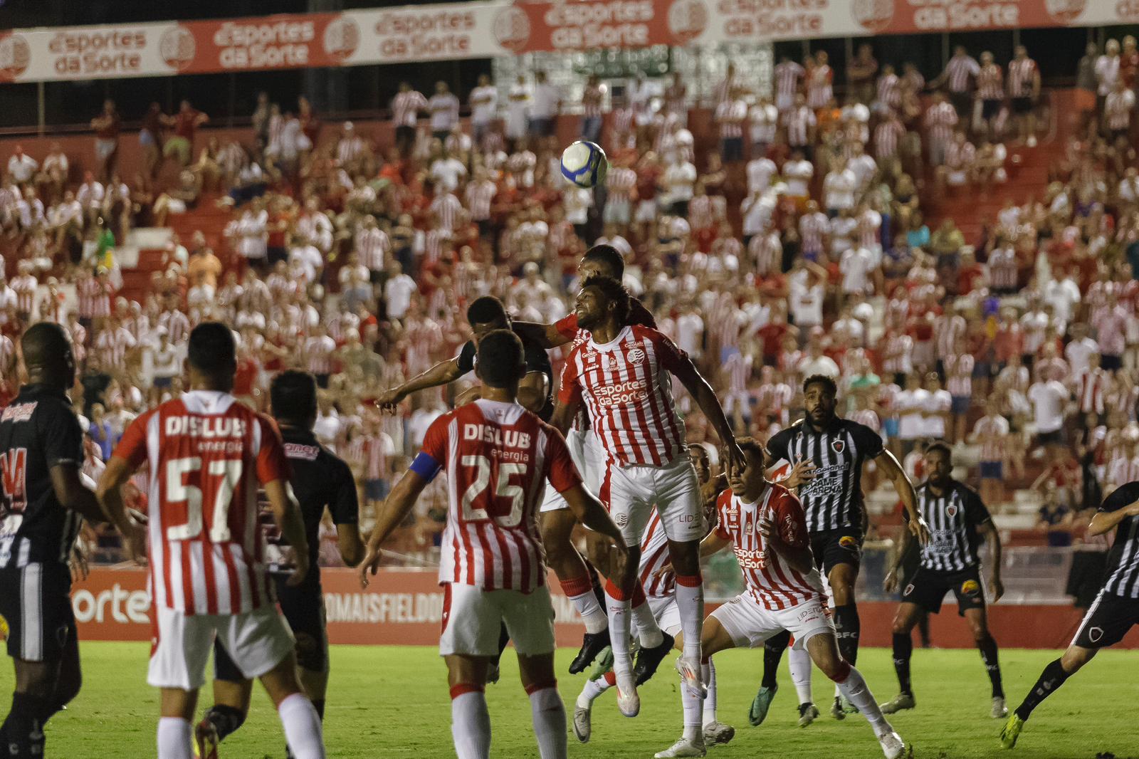 Botafogo perde para o Náutico nos Aflitos, mas segue líder da série C