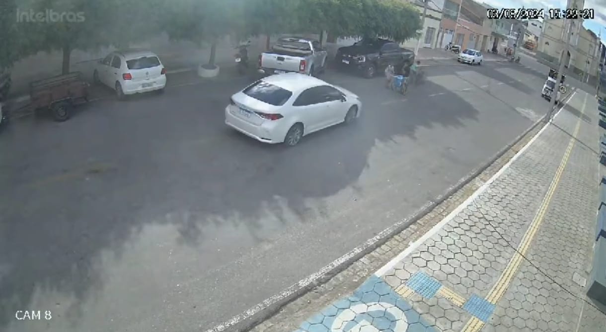 Menor de 17 anos atropela intencionamente duas crianças que estavam vendendo picolé em rua da cidade de Malta; veja o vídeo