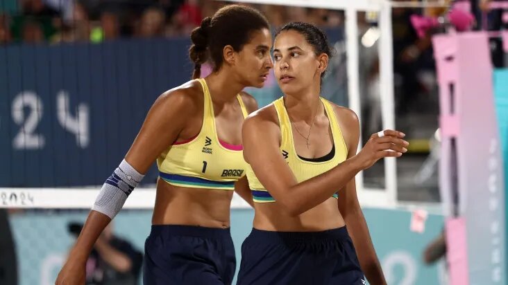 Ana Patrícia e Duda vencem canadenses e conquistam medalha de ouro para o Brasil no vôlei de praia