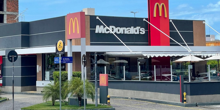 Sudema autua e multa restaurante McDonald's da Avenida Ruy Carneiro por lançamento ilegal de esgoto