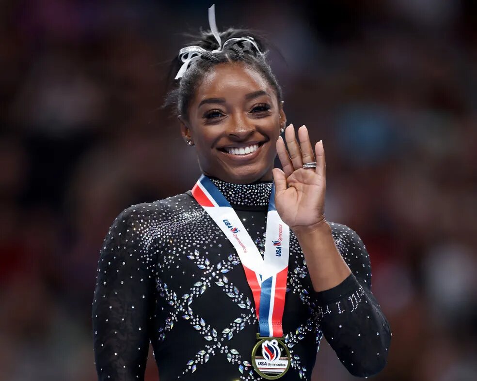 Viciada em drogas e álcool, mãe biológica da ginasta Simone Biles implora por perdão após abandono da filha