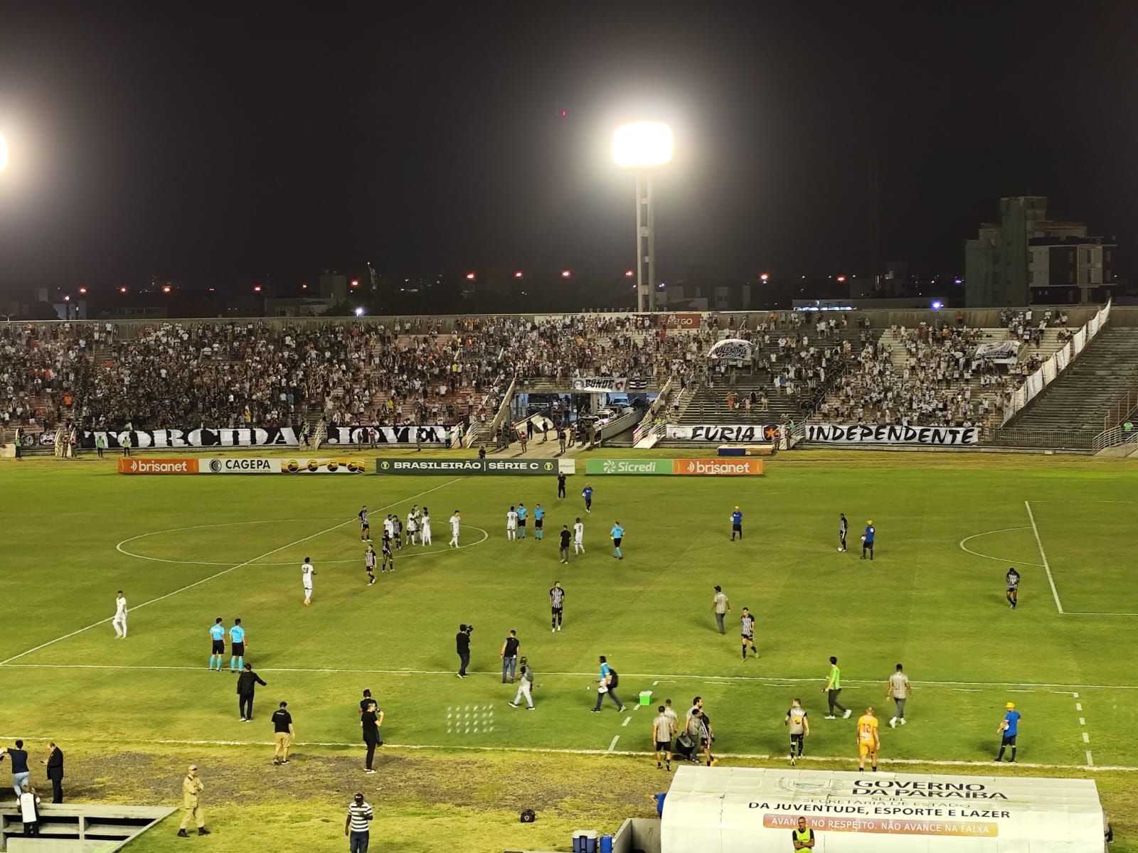 Botafogo só empata com o Volta Redonda; resultado frustra os mais de 11 mil torcedores que foram ao Almeidão, neste domingo