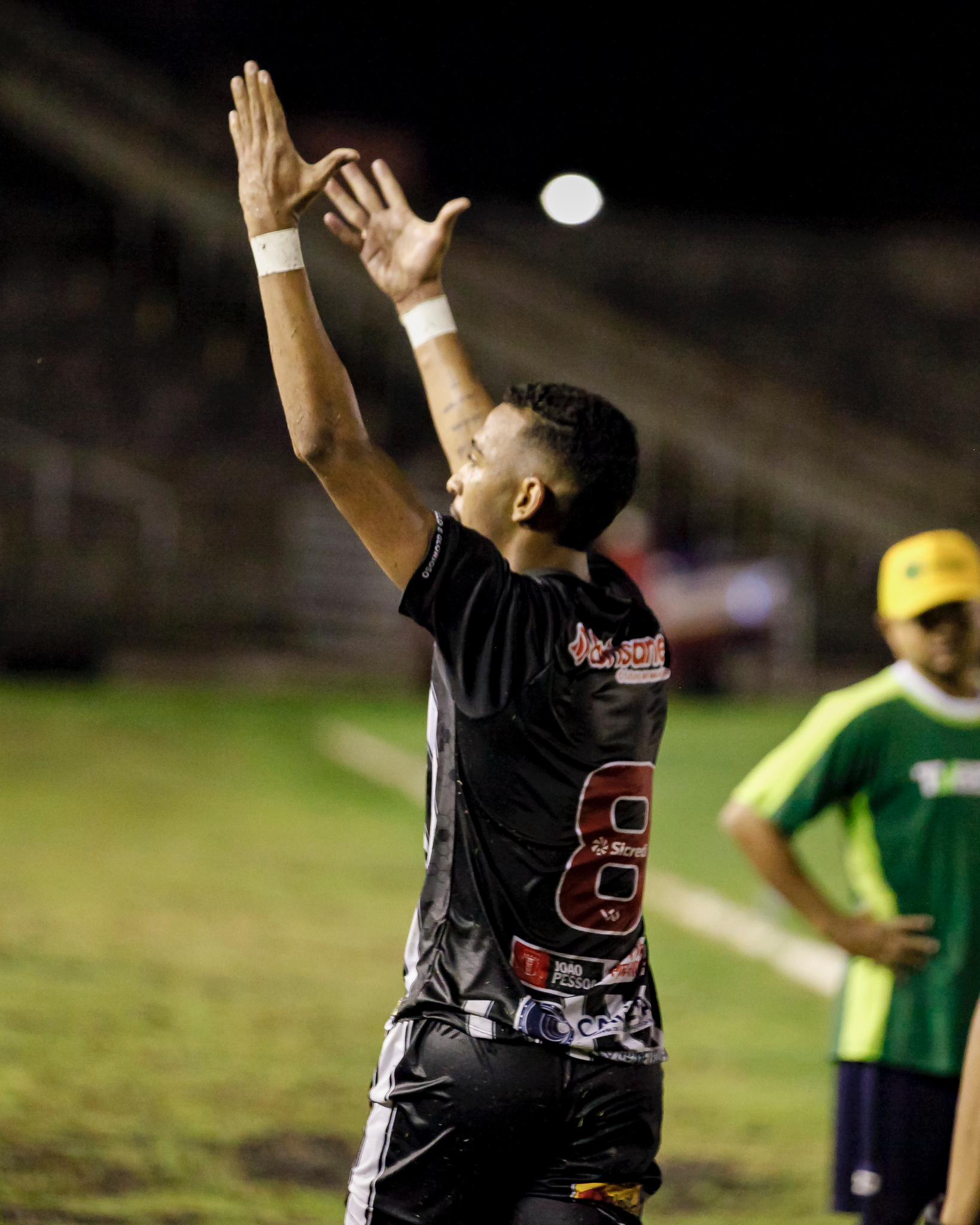 Meio-campista Edmundo deixa o Botafogo para jogar nos Emirados Árabes