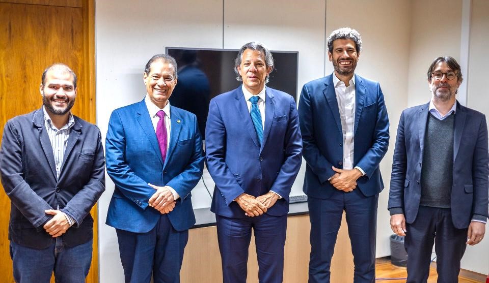 Ministro Haddad é vaiado em evento de seguro e mediador pede salva de palmas para quem vaiou