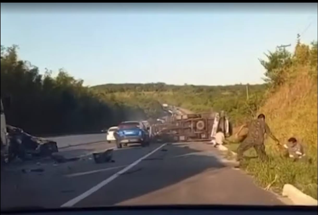 Tragédia: Acidente grave envolvendo seis veículos deixa uma pessoa morta e vários feridos na BR 101 no município em Caaporã