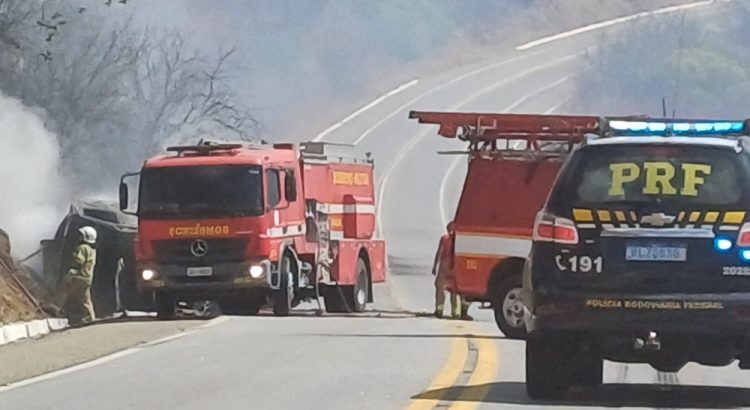 Caminhão tomba na BR 230, na Serra de Santa Luzia, com 25 mil litros de diesel, provoca grande incêndio e bloqueio da rodovia; condutor do caminhão saiu ileso