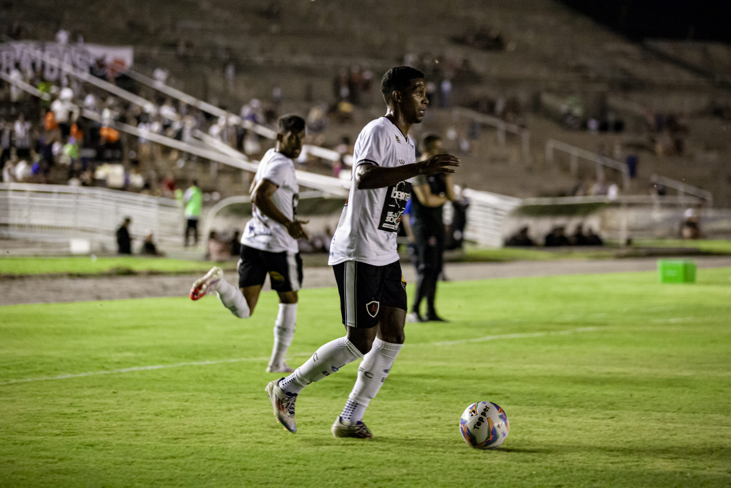 Botafogo derrota o Esporte de Patos no Almeidão e segue invicto no Paraibano 2025