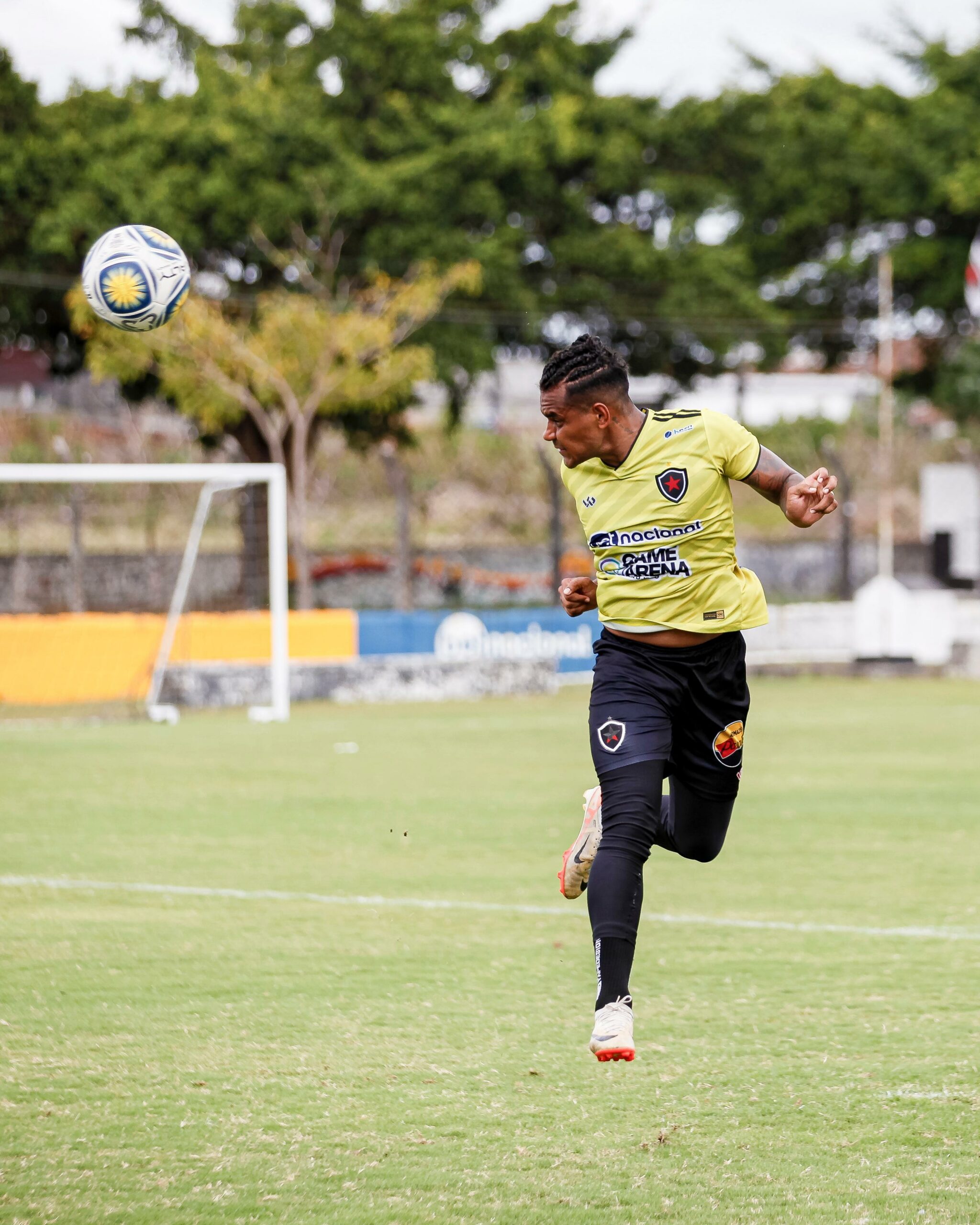 Vice-líder, Botafogo enfrenta o líder Esporte de Patos nesta quarta, no Almeidão