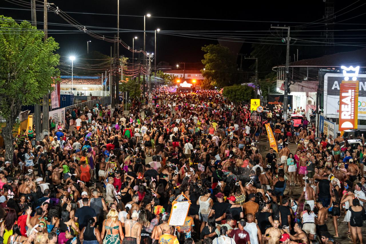 Alegria, irreverência e ousadia marcam desfile das Donzelas do Cais no sábado de Carnaval em Cabedelo