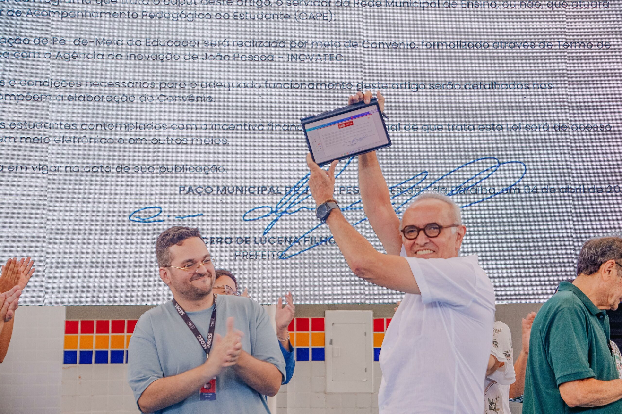 R$ 200 mensais: Prefeito Cícero Lucena encaminha à Câmara projeto que cria o Programa Pé-de-Meia Municipal